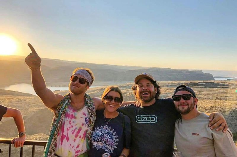 Daniel Bowes (till vänster) med vänner på en Phish-konsert i delstaten Washington.