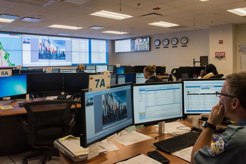 Chicago politiembedsmænd, der arbejdede i afdelingens kriminalitetsforebyggende og informationscenter, da detektiver brugte Clearview AI-ansigtsgenkendelsesteknologi.