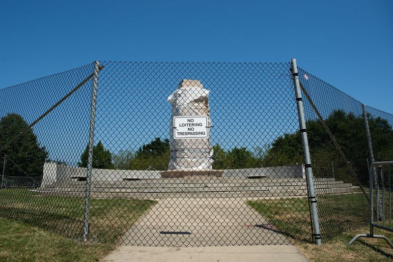 La base de lo que solía ser la estatua de Cristóbal Colón está cercada en Grant Park el viernes 24 de julio de 2020 por la tarde. Las estatuas de Cristóbal Colón en Grant Park y Arrigo Park fueron retiradas ese mismo día.