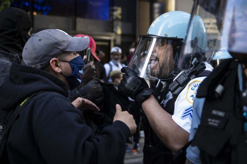  Policjanci z Chicago ścierają się z protestującymi na Kinzie near State, gdy tysiące w Chicago przyłączyło się do narodowego oburzenia z powodu zabójstwa George'a Floyda w areszcie policyjnym w Minneapolis, w sobotę po południu, 30 maja 2020 r.