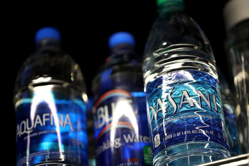 Neue Studie zeigt, dass 93 Prozent des abgefüllten Wassers mit Mikroplastik kontaminiert waren