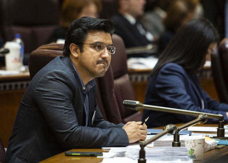 Ald. Byron Sigcho Lopez (25.) se účastní zasedání městské rady v roce 2019.