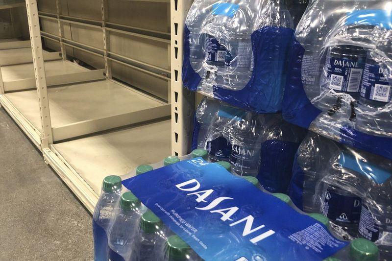 Flaskvatten till salu i butik.
