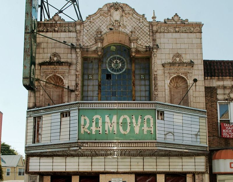 Den länge lediga Ramova-teatern, 3518 S. Halsted St.