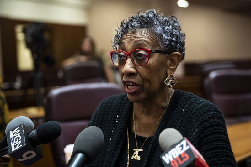 Ald. Carrie Austin (34.) rozmawia z dziennikarzami po spotkaniu Rady Miasta Chicago w Ratuszu, środa rano, 23 czerwca 2021 r.