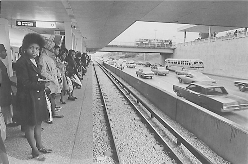   1969 年 9 月 26 日、駅が開通した日、95 番街のホームで待つ通勤者。