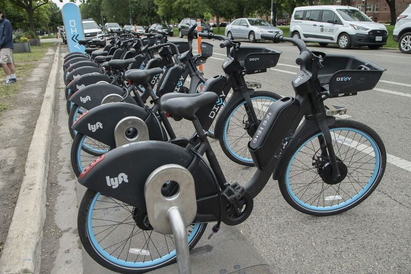 Divvy elektrilised abirattad uues dokkimisjaamas Douglass Boulevardil ja Central Park Avenue