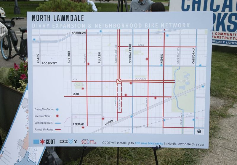 Divvy plaanid lisada dokkimisjaamad ja North Lawndale, samuti linna plaanid lisada piirkonda jalgrattateid on visandatud kaardil, mis kuvatakse pressikonverentsil neljapäeval, 8. juulil 2021.