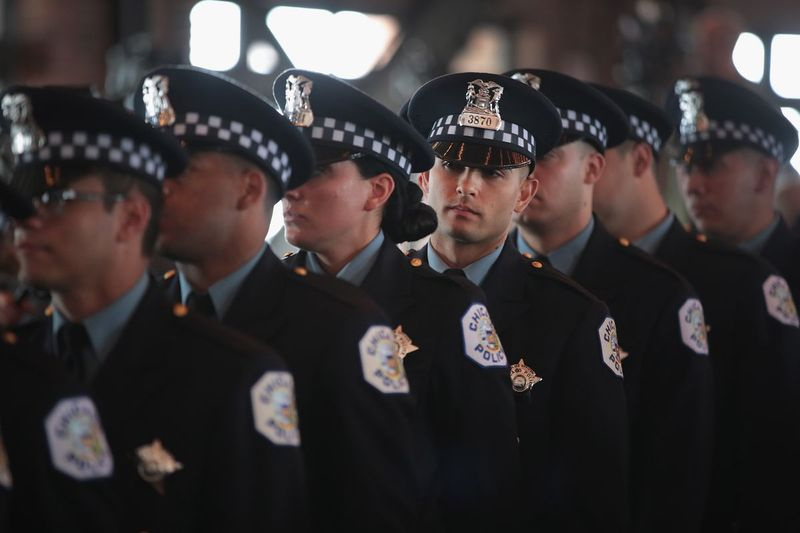 Politieagenten uit Chicago wonen een diploma- en promotieceremonie bij in de Grand Ballroom op Navy Pier op 15 juni 2017 in Chicago, Illinois.