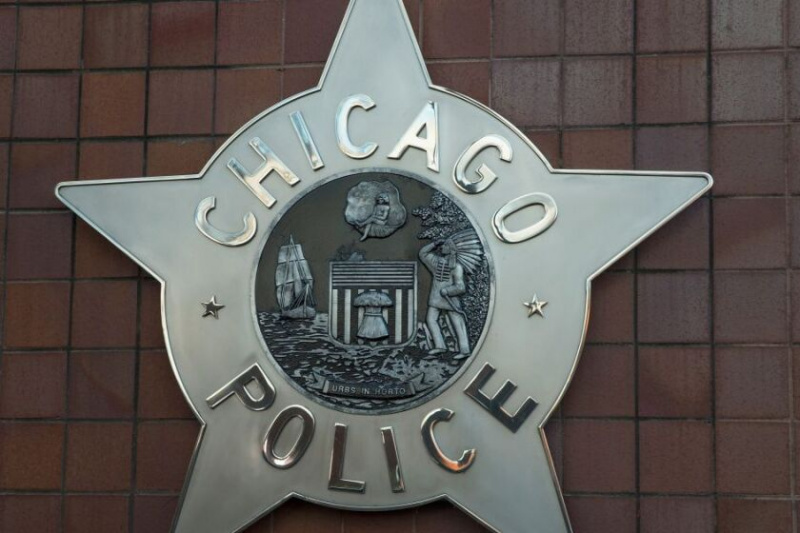  Chicagowska odznaka policyjna wisi przed siedzibą Urzędu Bezpieczeństwa Publicznego miasta Chicago