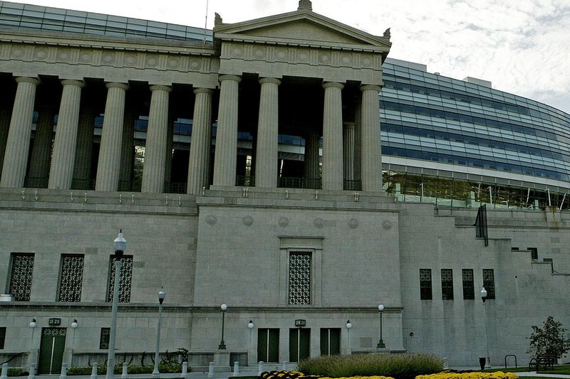 Pogled na Soldier Field, ki je bil prvič odprt leta 1924 in je bil poimenovan v čast veteranom prve svetovne vojne, je viden v petek, 24. septembra 2004, v Chicagu.