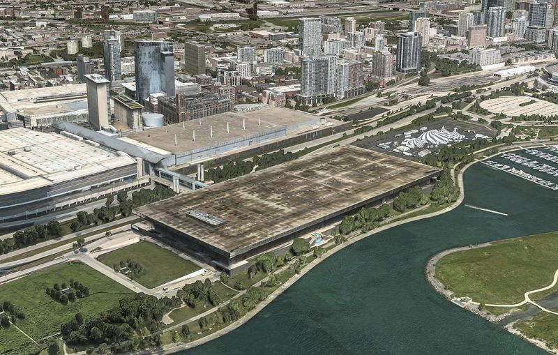 McCormick Place East, imenovan tudi Lakeside Center, je ob vzhodni strani Lake Shore Drive.