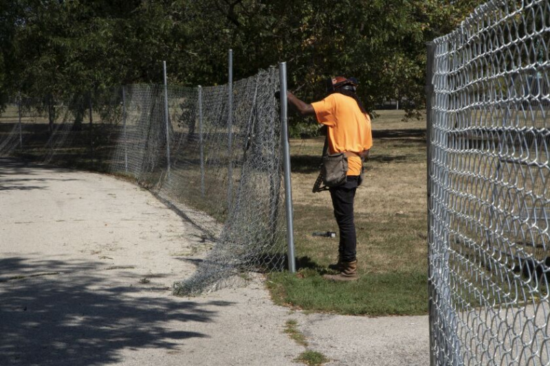  Chicago Park Districti töötaja piirab 9. septembril Uptownis aiaga osa pargist, mis muudetakse rändlindude varjupaigaks.