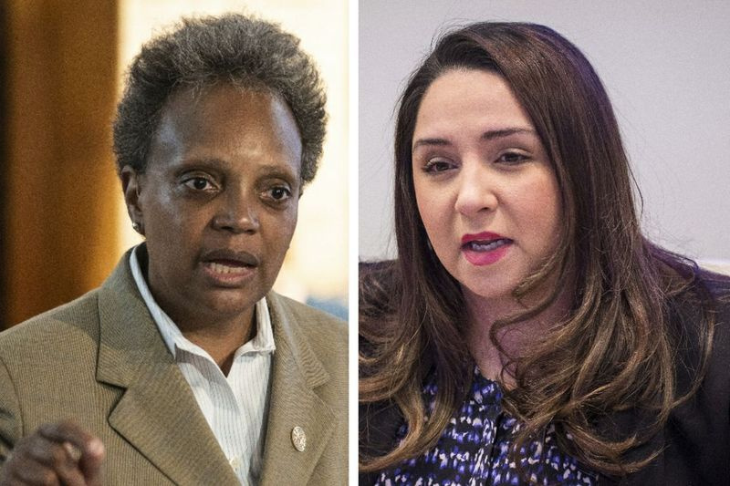A prefeita Lori Lightfoot, à esquerda, em uma entrevista coletiva na semana passada; A deputada estadual Delia Ramirez, à direita, se reunindo com o Conselho Editorial do Sun-Times em 2018.