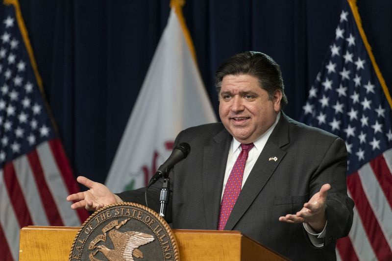 O governador J.B. Pritzker dá entrevista coletiva no ano passado.