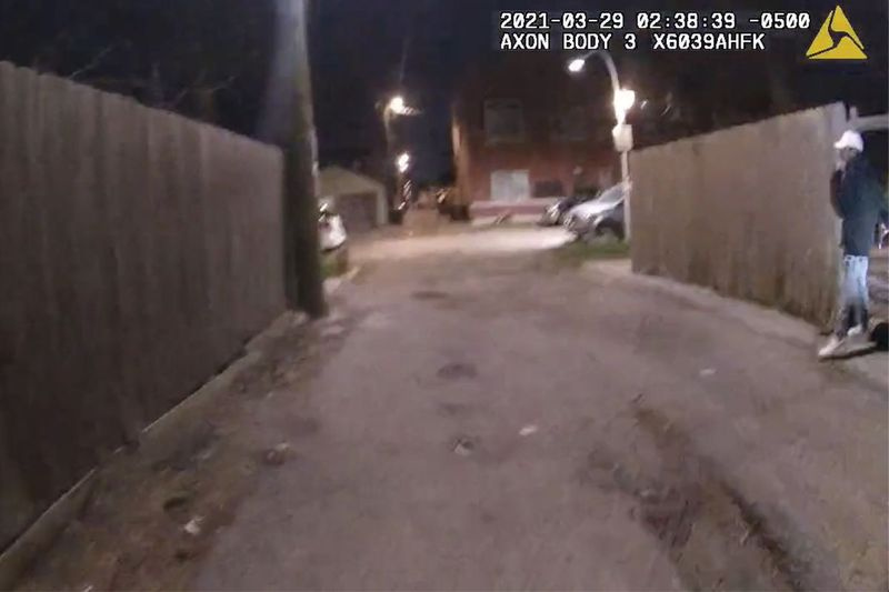 Uma imagem estática de um vídeo gravado pela câmera usada no corpo de um policial de Chicago mostra Adam Toledo no beco onde foi baleado.