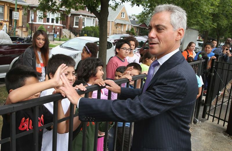 Župan Rahm Emanuel obišče z otroki osnovno šolo Tonti na jugozahodni strani 5. avgusta 2013, preden je napovedal dopolnitve v celodnevnem programu mestnega vrtca. | Scott Olson / Getty Images