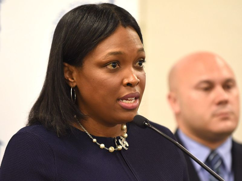 Izvršna direktorica Chicago Public Schools Janice Jackson: Župan Rahm Emanuel je sprejel težke odločitve o zadevah, ki so bile tako dolgo neodločene, preden je prevzel funkcijo. | datoteke Sun-Times