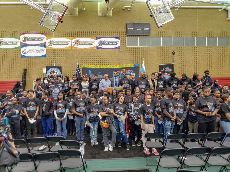 Ustanovni razred srednje šole Englewood STEM pozira z ustanovnim ravnateljem šole Conradom Timbers-Ausarjem (na stopničkah). | Nader Issa/Sun-Times