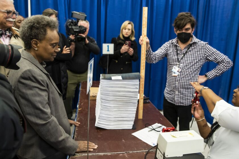   Borgmästare Lori Lightfoot lämnar in omval och nominerar framställningar till kommunalvalet 2023 vid Chicago Board of Elections Super Site måndag morgon.
