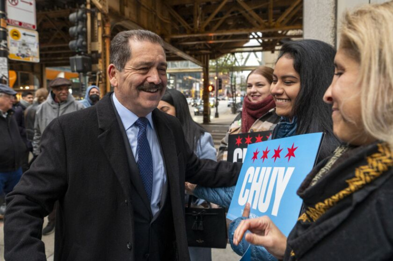   Den amerikanska representanten Jesus 'Chuy' Garcia träffar anhängare utanför styrelsen för valkommissionärernas Supersite innan han lämnar in sina nomineringsframställningar på måndag eftermiddag.