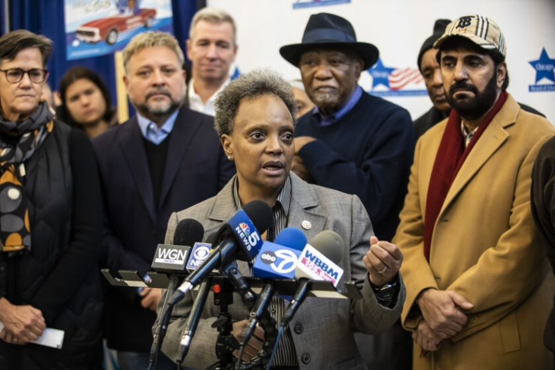   Flankerad av supportrar pratar borgmästare Lori Lightfoot med reportrar på måndag morgon.