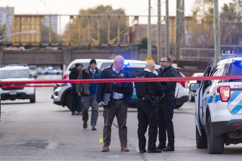   La policía de Chicago trabaja en la escena donde un hombre y una mujer fueron asesinados a tiros mientras viajaban en un vehículo en West 21st Street en el vecindario de Pilsen el 14 de noviembre de 2022.