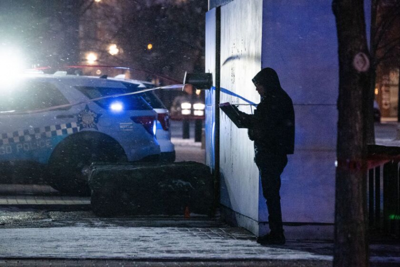   La policía de Chicago investiga afuera de la escuela secundaria Benito Juárez en el vecindario de Pilsen después de que dos adolescentes murieron y otros dos resultaron heridos en un tiroteo el viernes 16 de diciembre de 2022.