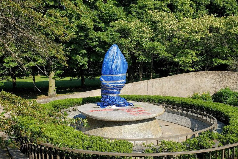 Statuen af ​​Christopher Columbus i Arrigo Park, 801 S. Loomis St., blev dækket efter vandalisering den 17. juni 2020.