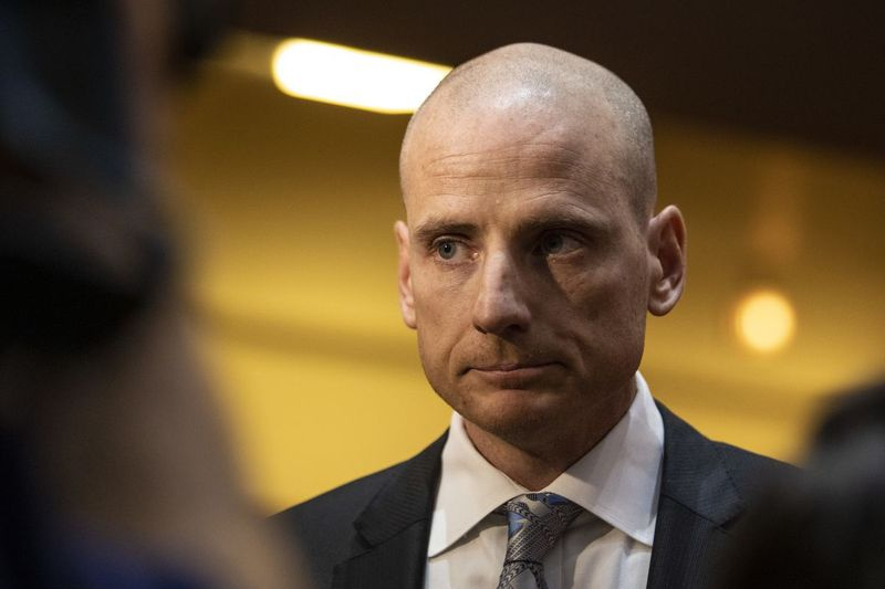 Ald. Jim Gardiner (45.) hovoří s reportéry před začátkem svého prvního zasedání městské rady v Chicagu na radnici, ve středu 29. května 2019.