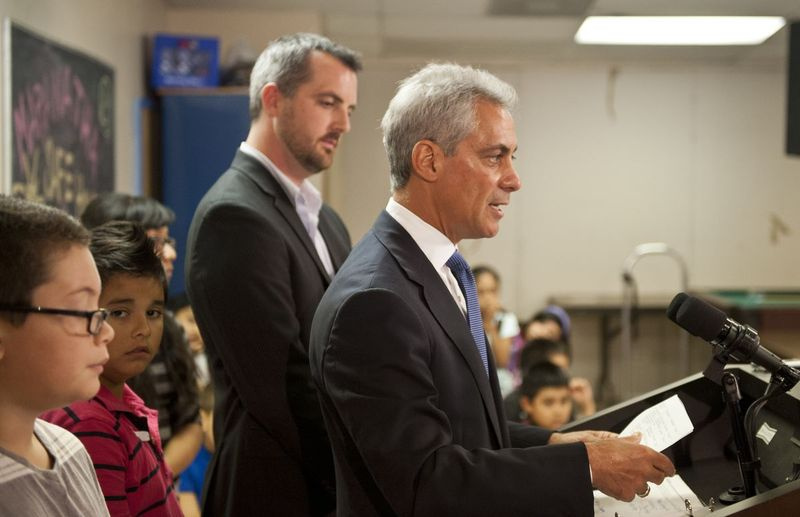 Borgmästare Rahm Emanuel, under ett besök i Marantha Church i september 2012, pratar med reportrar om den pågående strejken för Chicago Teachers Union.