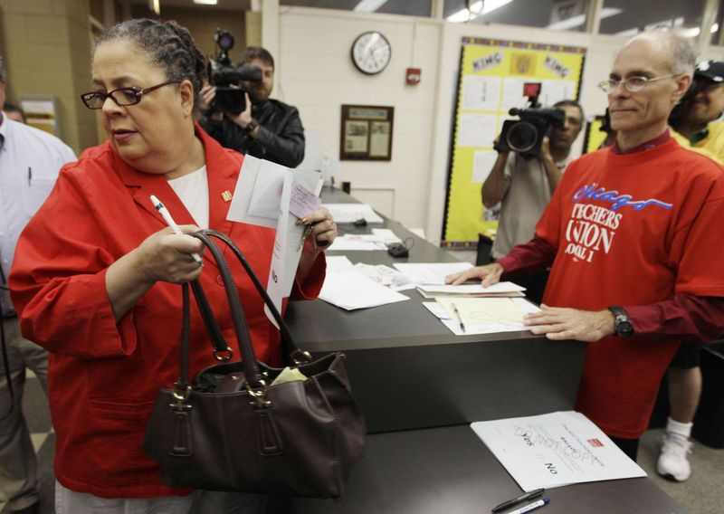 Chicago Teachers Unions ordförande Karen Lewis röstade under en omröstning om strejktillstånd i juni 2012.