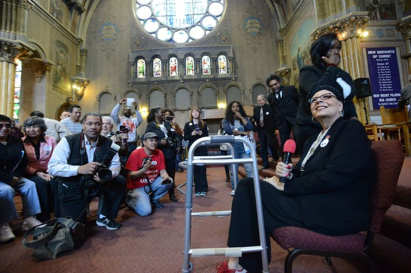 Karen Lewis deltar i ett Garcia-kampanjevenemang i New Mount Pilgrim Missionary Baptist Church 4301 W. Washington St., i april 2015.