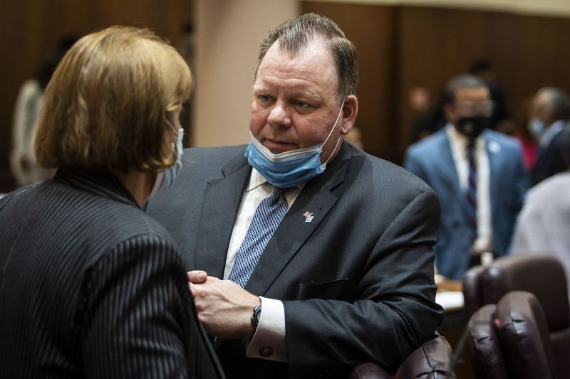 Ald. Patrick Daley Thompson (11.) má jít za dva týdny před soud.