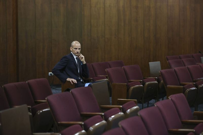 Ald. James M. Gardiner (45.) usedá do křesla poté, co se 14. září omluvil městské radě.