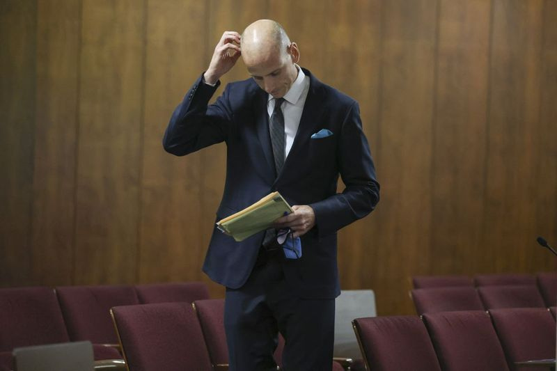 Ald. James M. Gardiner (45.) na zasedání městské rady 14. září.