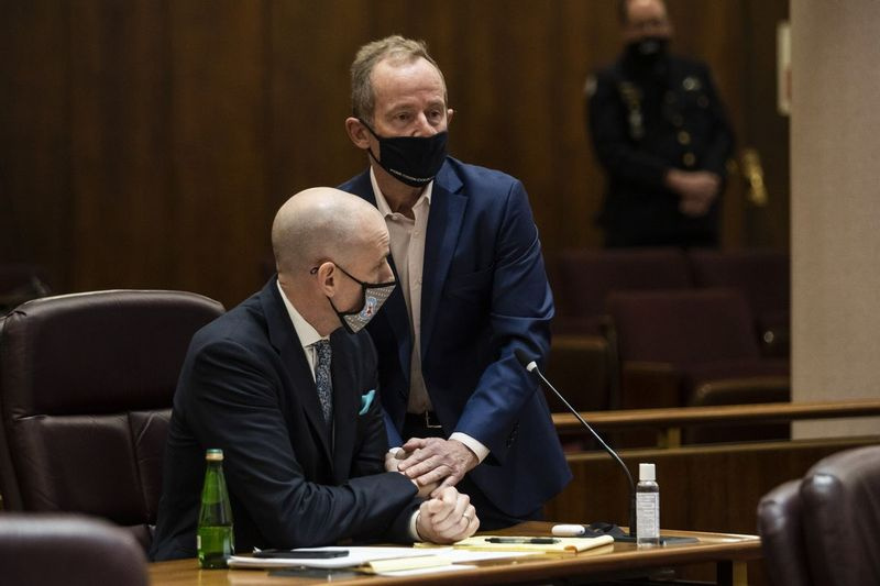 Ald. Tom Tunney (44.) chatuje s Aldem. Jim Gardiner (45.) během zasedání městské rady v Chicagu v dubnu.