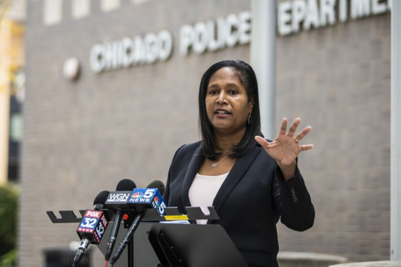   Kandydat na burmistrza Chicago Ald. Sophia King (4 miejsce) omawia bezpieczeństwo publiczne i przestępczość w mieście podczas czwartkowej konferencji prasowej przed posterunkiem policji w Chicago w 1. dzielnicy w South Side.
