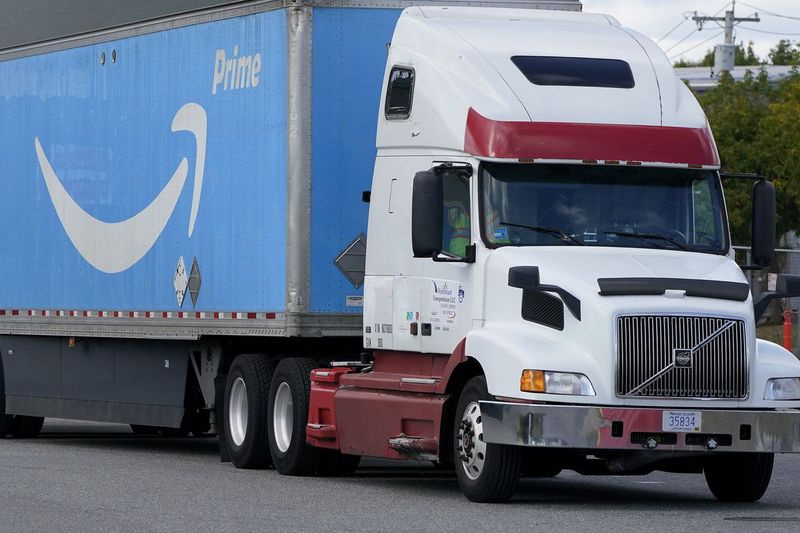 Aparece un logotipo de Amazon Prime en el costado del semirremolque adjunto a un camión en una sección de asfalto en una ubicación de Amazon Warehouse, el jueves 1 de octubre de 2020, en Dedham, Mass. | Steven Senne / AP