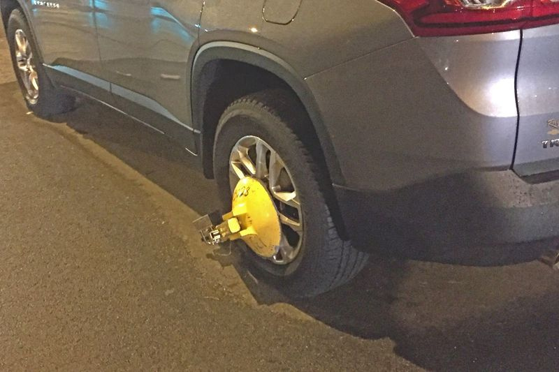 Cu portbagajul atașat, vehiculul nu poate fi condus fără a provoca daune.