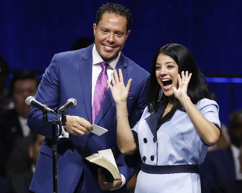 Funcționarul orașului din Chicago Anna Valencia, dreapta, și soțul ei Reyahd Kazmi