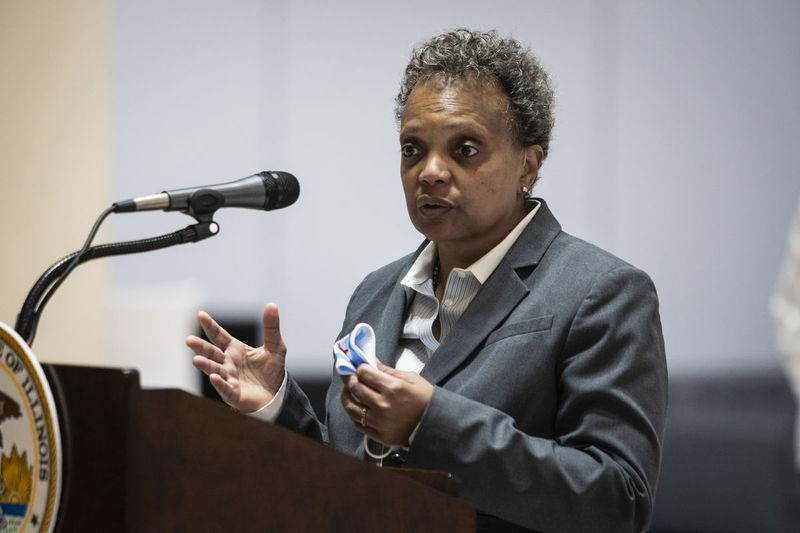 A prefeita Lori Lightfoot faz comentários em uma entrevista coletiva na segunda-feira, 10 de maio de 2021.