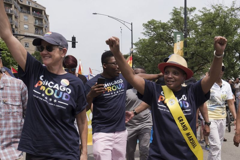 Chicagos borgmästare Lori Lightfoot med sin fru, Amy Eshleman, i Chicago Pride Parade 2019.