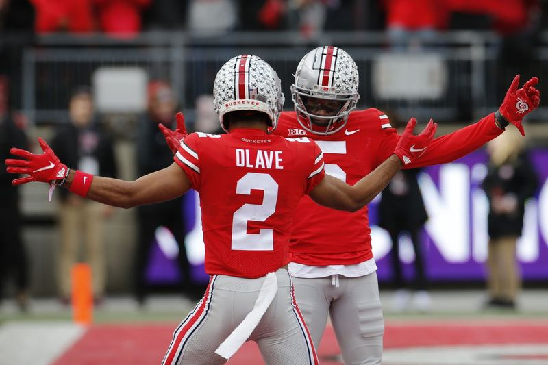 Il ricevitore della Ohio State Garrett Wilson, a destra, celebra il suo touchdown contro Michigan State con il compagno di squadra Chris Olave.