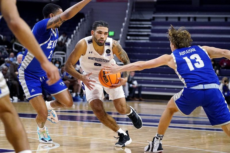 Northwestern guard Boo Buie kör mot östra Illinois guard Myles Baker, vänster, och guard Henry Abraham.