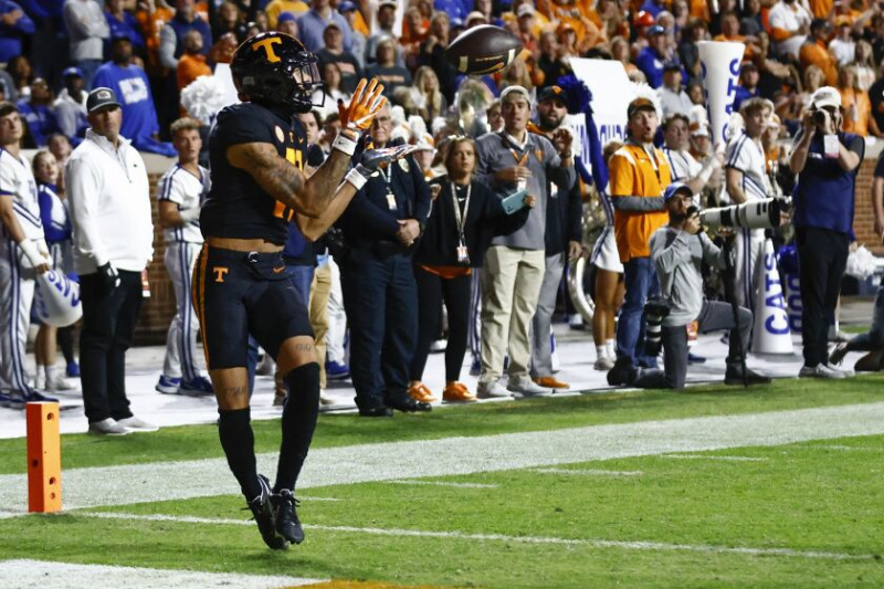  El receptor abierto de Tennessee, Jalin Hyatt, atrapa un pase de touchdown contra Kentucky.