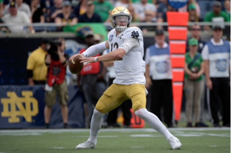 Tagakaitsja Ian Book sai eelmisel laupäeval Lõuna-Florida vastu kolm esimest poolaega, kui Notre Dame võitis 20. järjestikuse kodumängu.