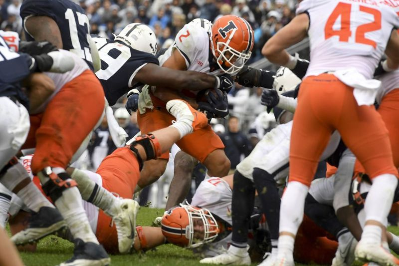 Illinoisi kaitsja Chase Brown lööb Penn State