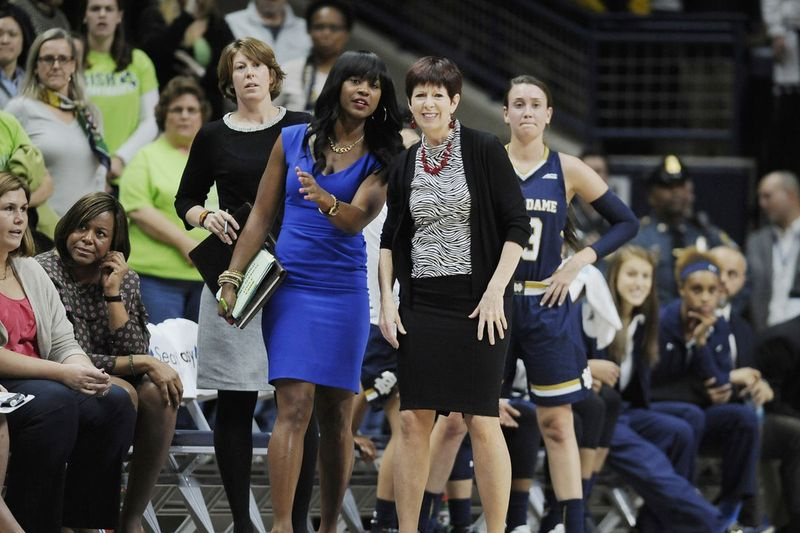 Niele Ivey, vľavo, nahradí Muffeta McGrawa na poste basketbalového trénera Notre Dame.
