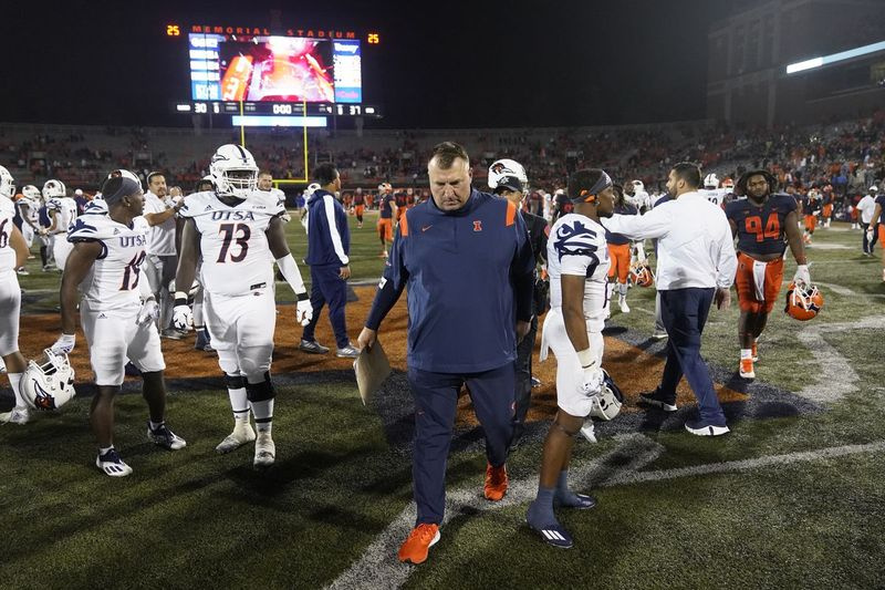 Illinois-trener Bret Bielema går av banen etter lagets tap mot UTSA forrige uke.